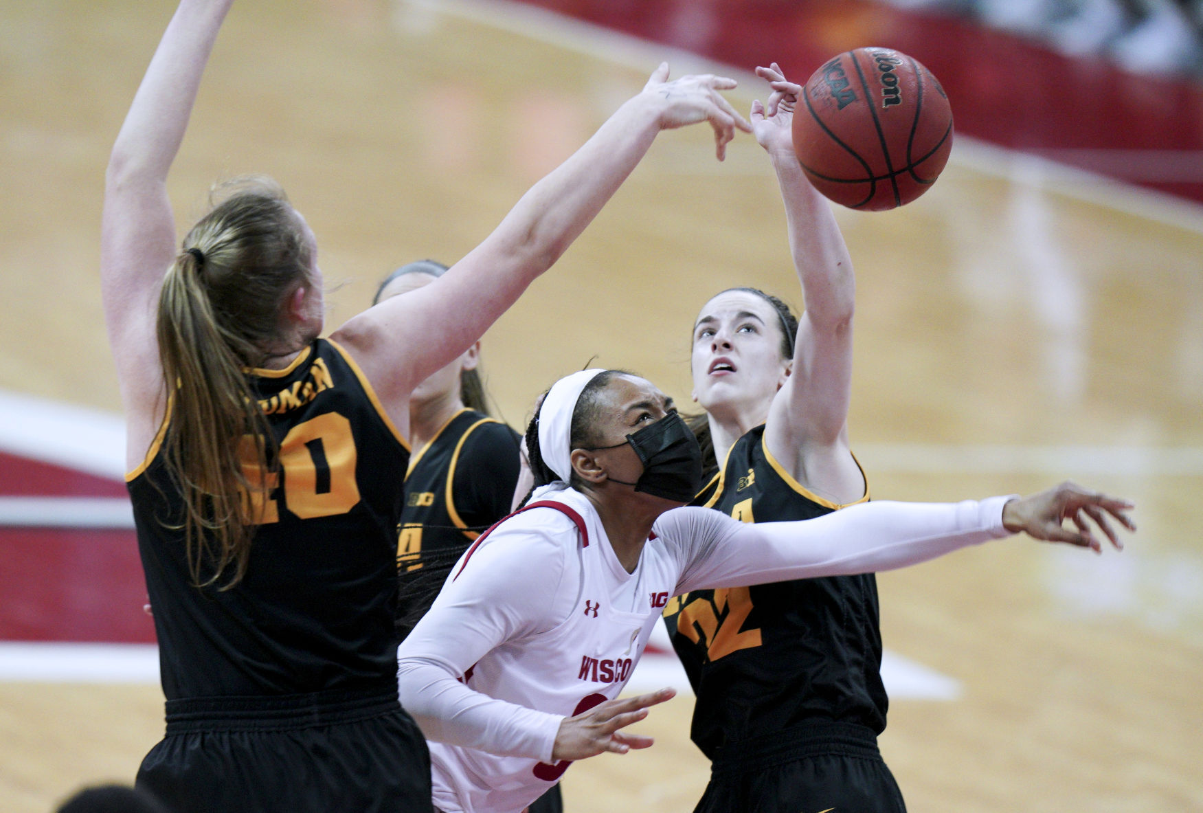 Iowa 84, UW 70